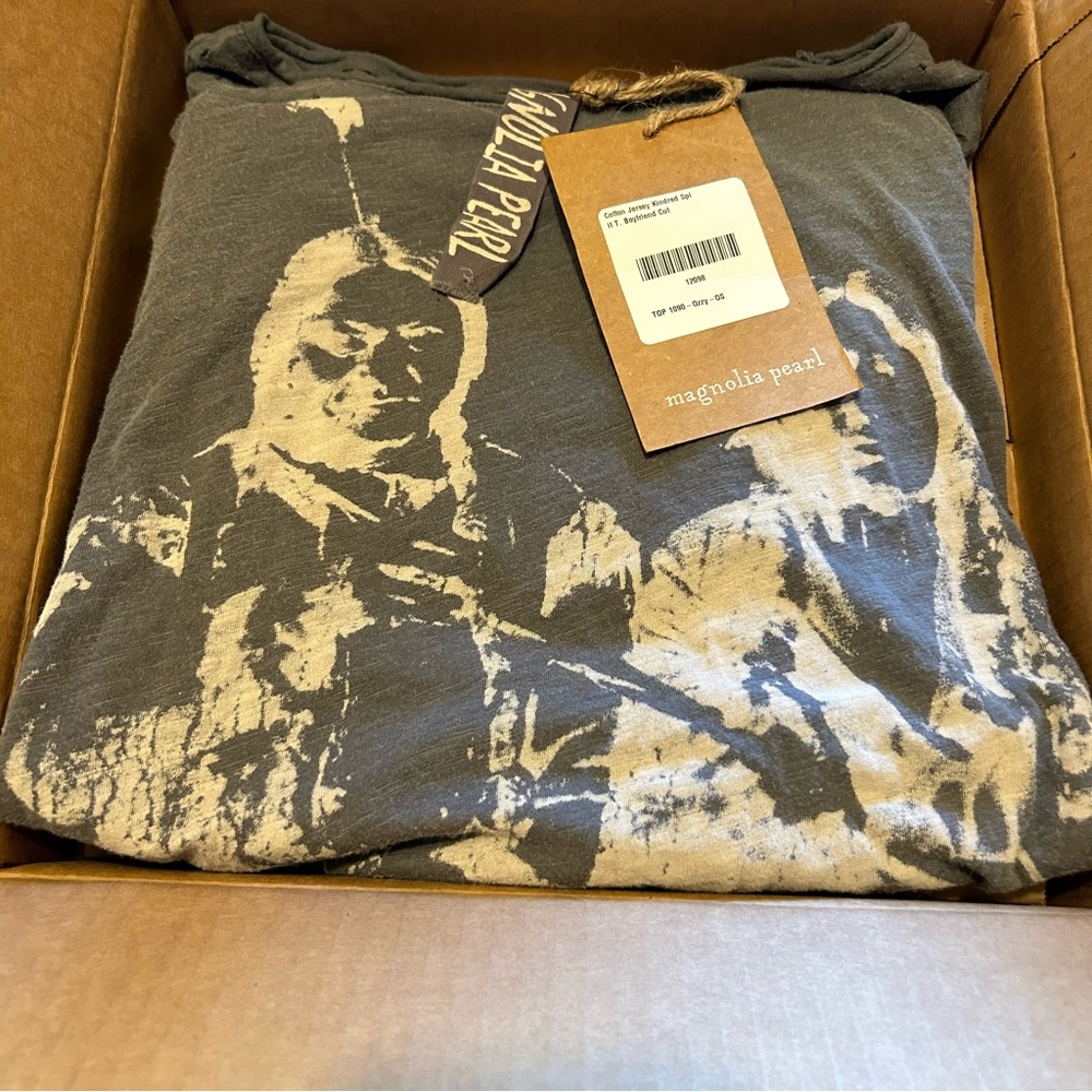 NEW WITH TAG, MAGNOLIA PEARL KINDRED SPIRIT SITTING BULL TEE(OSFM)